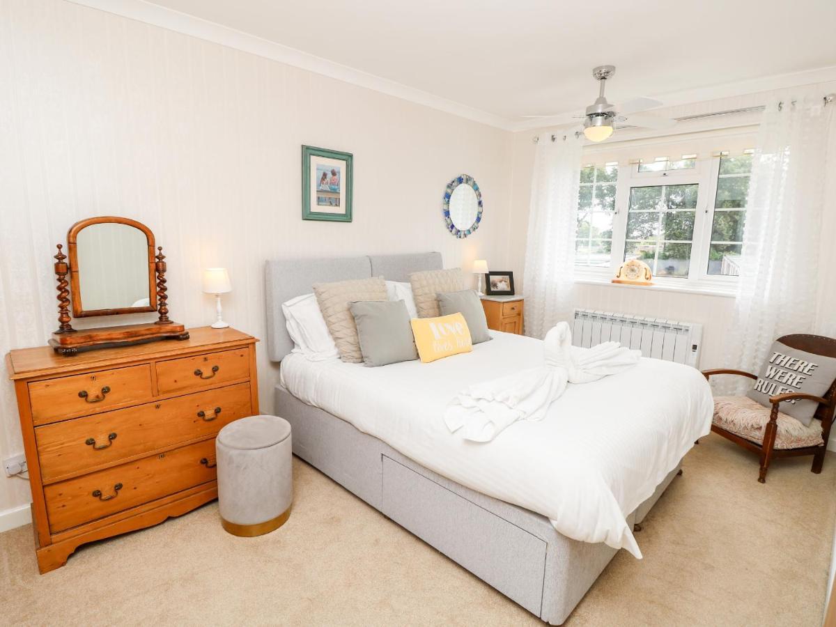 1 Westwood Close Каус Экстерьер фото