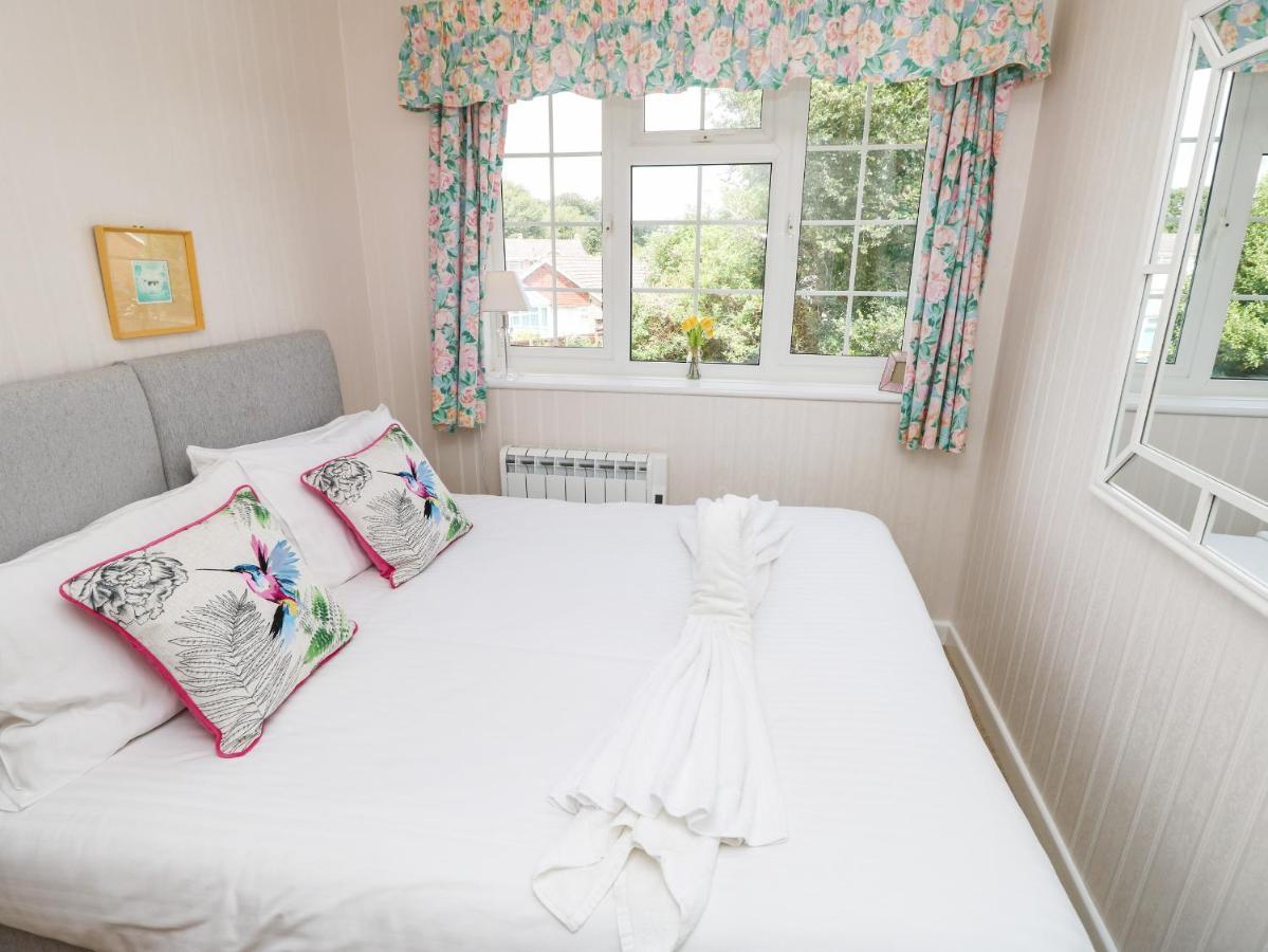 1 Westwood Close Каус Экстерьер фото