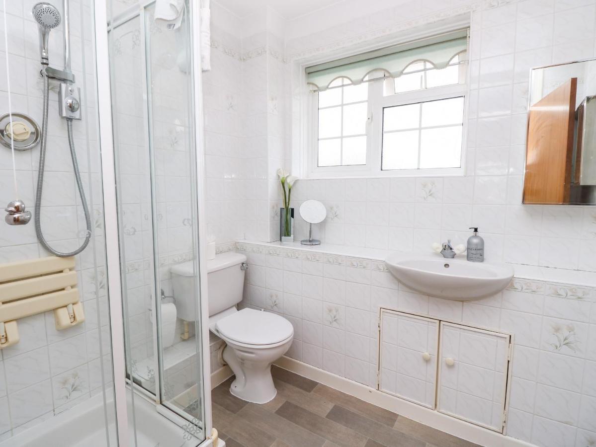 1 Westwood Close Каус Экстерьер фото